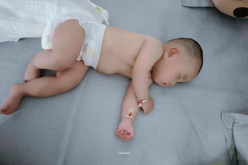 莘县两个月宝宝肚子胀气